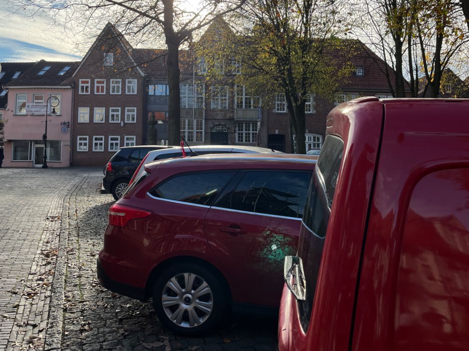 Kirchplatz Jever: Autos vor dem Rathaus