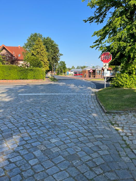 Bahnhofsvorplatz mit Kopfsteinpflaster